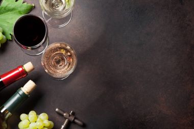 Şarap şişeleri, gözlük ve üzüm