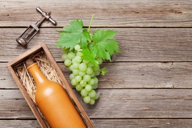 şişe şarap ve üzüm