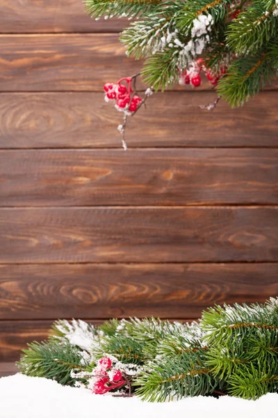 Ramas de árbol de Navidad con bayas —  Fotos de Stock