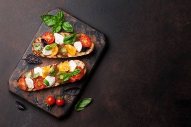 Bruschetta domates, mozzarella ve fesleğen ile