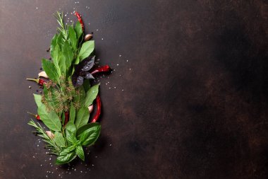 Bitkiler ve baharatlar masada.