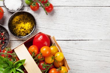 Domates, fesleğen, zeytinyağı ve baharatlar
