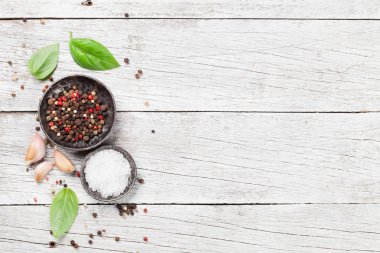 Karabiber ve tuz masada