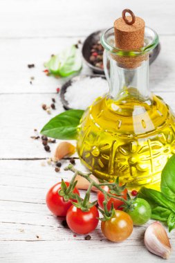 Domates, fesleğen, zeytinyağı ve baharatlar