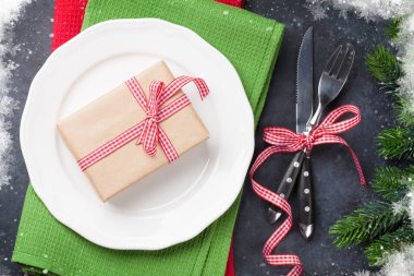 Noel hediye kutusu plaka üzerinde