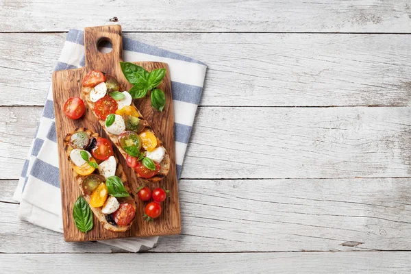 Bruschetta mit Tomaten, Mozzarella und Basilikum — Stockfoto