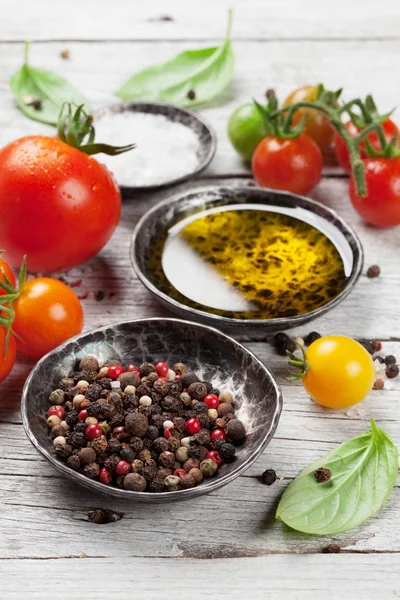 Tomates, albahaca, aceite de oliva y especias — Foto de Stock