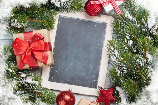 Noel kara tahta, dekor ve köknar ağacı — Stok fotoğraf