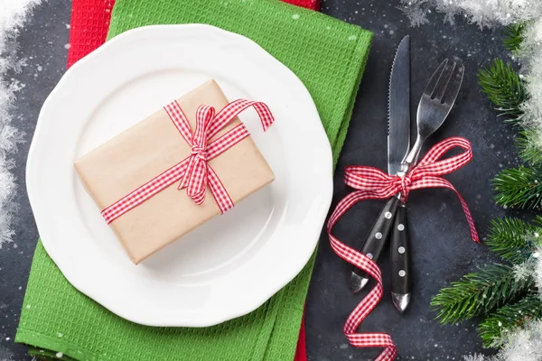 Scatola regalo di Natale sul piatto — Foto Stock