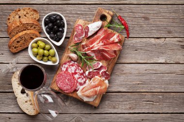 Salam, jambon, sosis, jambon ve şarap