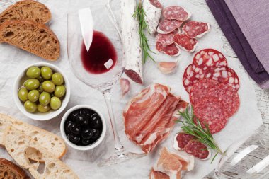 Salam, jambon, sosis, jambon ve şarap