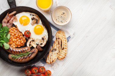 Kızarmış yumurta, sosis, pastırma