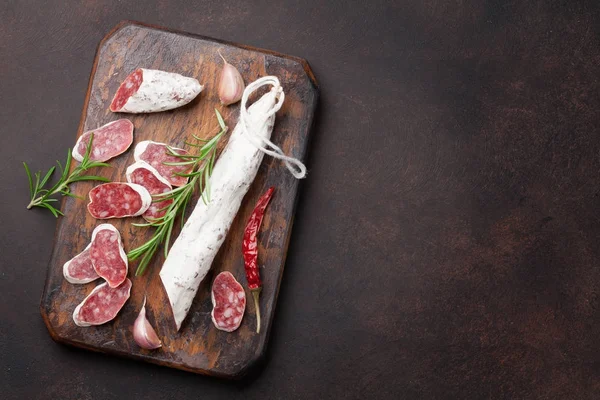 Salame affettato sul tagliere — Foto Stock