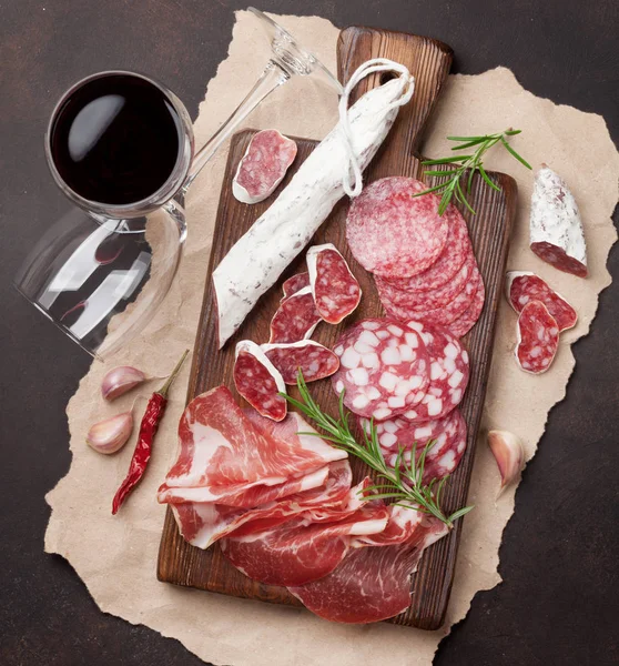 Salame, prosciutto, salsiccia, prosciutto e vino — Foto Stock