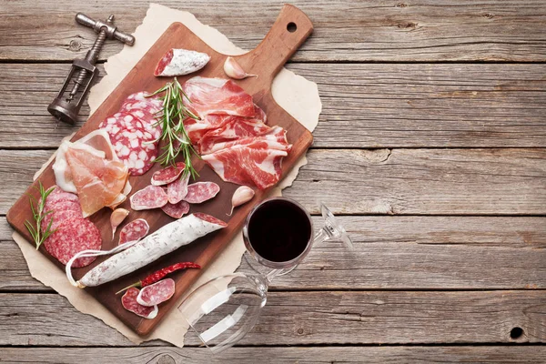 Salami, szynka, kiełbasa, szynka i wino — Zdjęcie stockowe