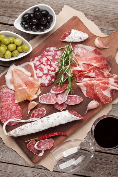 Salame, prosciutto, salsiccia, prosciutto e vino — Foto Stock