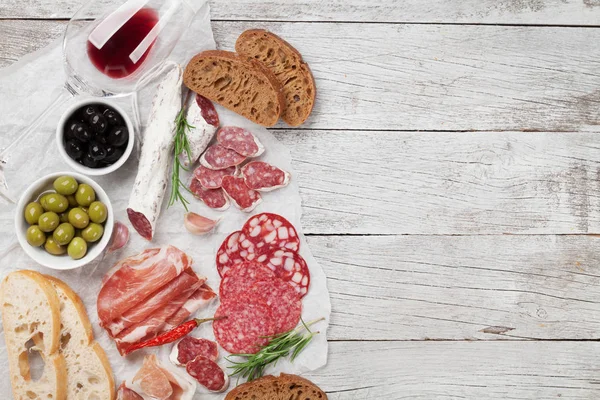 Salame, prosciutto, salsiccia, prosciutto e vino — Foto Stock