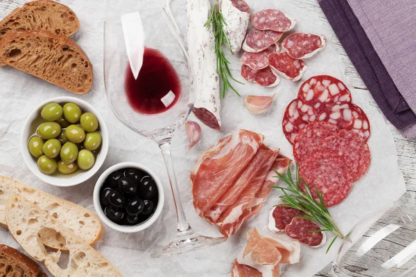 Salami, szynka, kiełbasa, szynka i wino — Zdjęcie stockowe