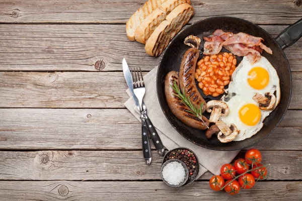 English breakfast. Fried eggs, sausages, bacon — Stock Photo, Image