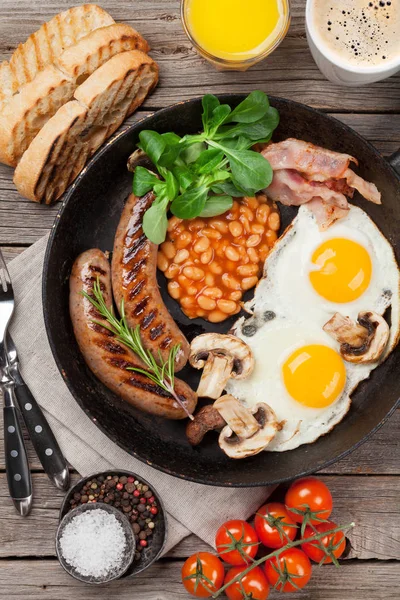 Colazione inglese. Uova fritte, salsicce, pancetta — Foto Stock