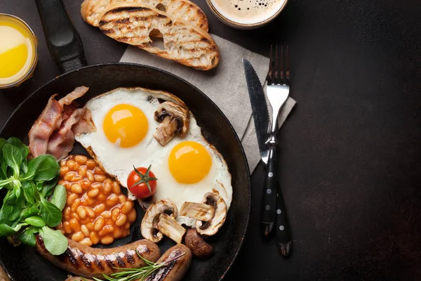 Colazione inglese. Uova fritte, salsicce, pancetta — Foto Stock