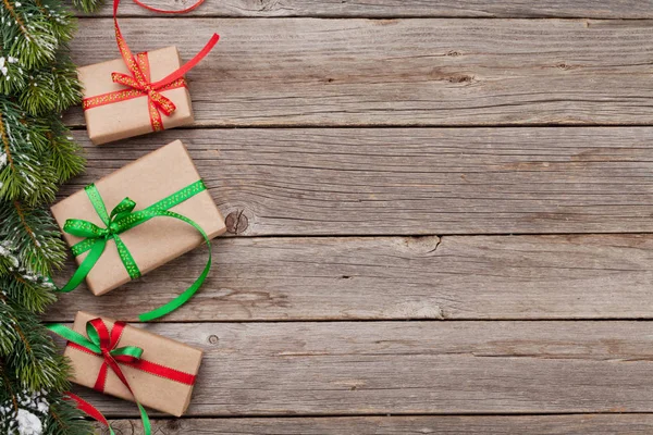 Vánoční dárkové krabice a sníh strom — Stock fotografie