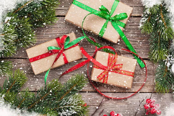 Coffrets cadeaux de Noël et arbre à neige — Photo