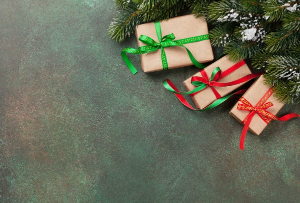 Scatole regalo di Natale e albero di neve — Foto Stock