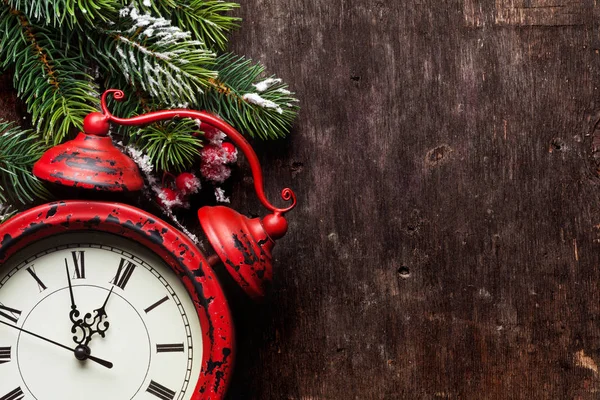 Noel köknar ağacı ve çalar saat — Stok fotoğraf