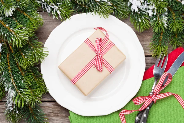 Caixa de presente de Natal sobre prato de jantar — Fotografia de Stock