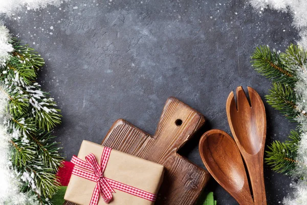 Karácsonyi főzés tábla, díszdobozban és edények — Stock Fotó