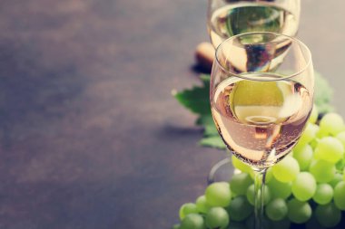 Şarap kadehi ve üzüm