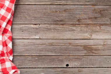 Mutfak havlusu ahşap masada.