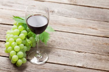 Şarap kadehi ve üzüm.