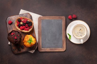 Çilek ve kahve ile kek