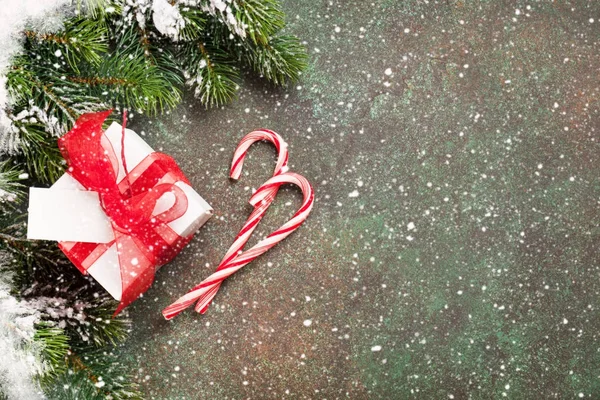 Árbol de Navidad y caja de regalo — Foto de Stock