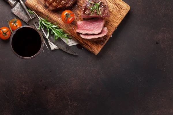 Grilled fillet steak with wine — Stock Photo, Image