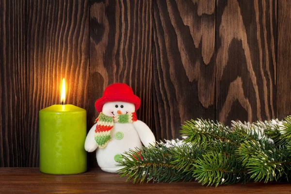 Vánoční svíčka, sněhulák a jedle strom — Stock fotografie