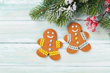 karlı köknar ağacı ve zencefilli kurabiye