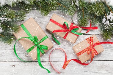 Noel hediye kutuları ve karlı ağaç