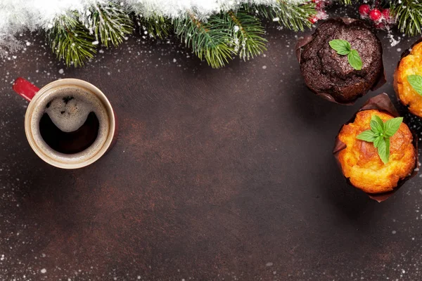 Xmas tree, muffins and coffee — стоковое фото