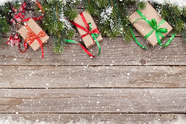 Cajas de regalo de Navidad y árbol nevado — Foto de Stock