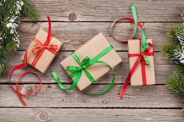 Cajas de regalo de Navidad y árbol de nieve — Foto de Stock