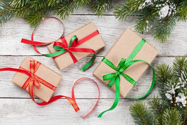 Cajas de regalo de Navidad y árbol nevado — Foto de Stock