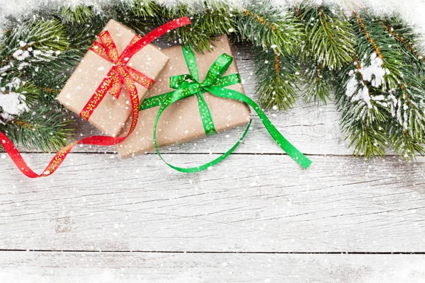 Caixas de presente de Natal e árvore nevada — Fotografia de Stock