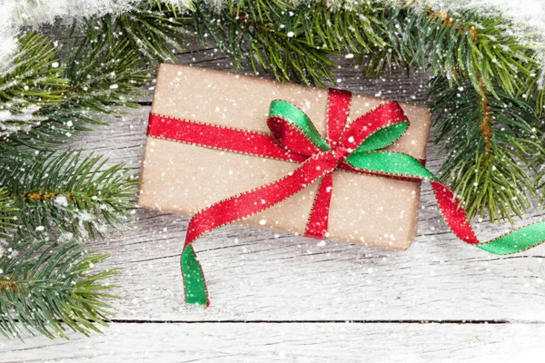 Noel hediye kutusu ve karlı ağaç — Stok fotoğraf