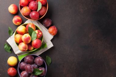 Taze olgun şeftali ve Erik