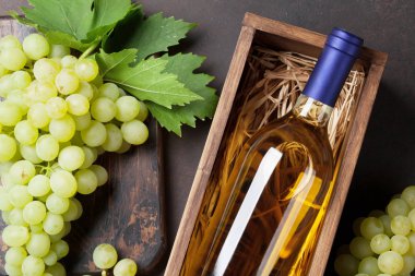 Beyaz şarap ve üzüm.