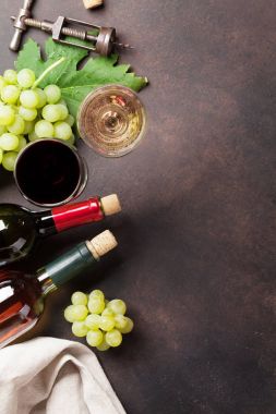 şarap şişeleri ve üzüm