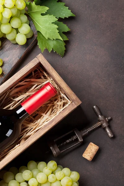 Красное вино и виноград — стоковое фото